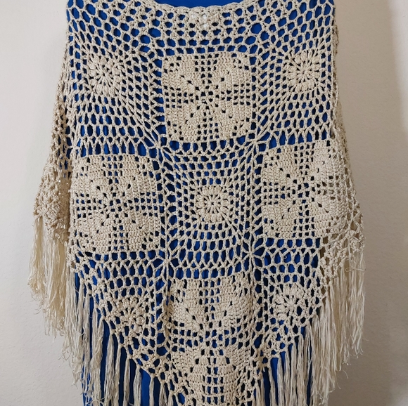 Umgee Crochet Cream Poncho with Fringe, size M/L - Picture 4 of 9